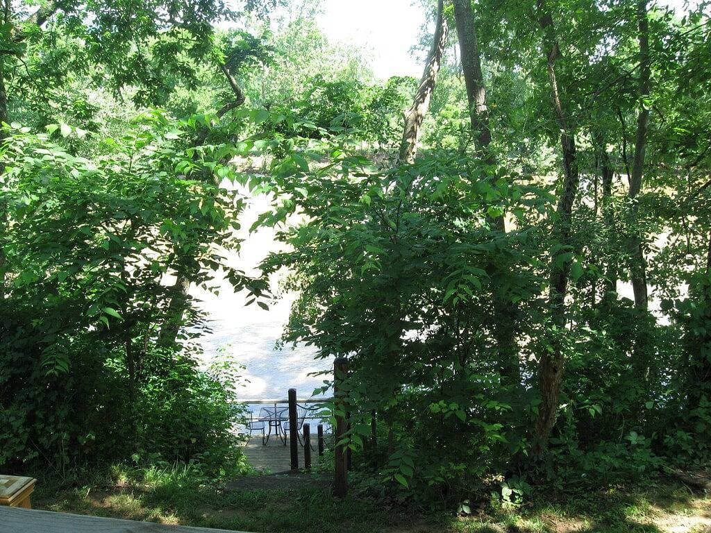 Foto 8 von 32: Vintage River Cabin, Log, Riverfront, Kamin, Dock, Whirlpool, Oberlichter, Charme
