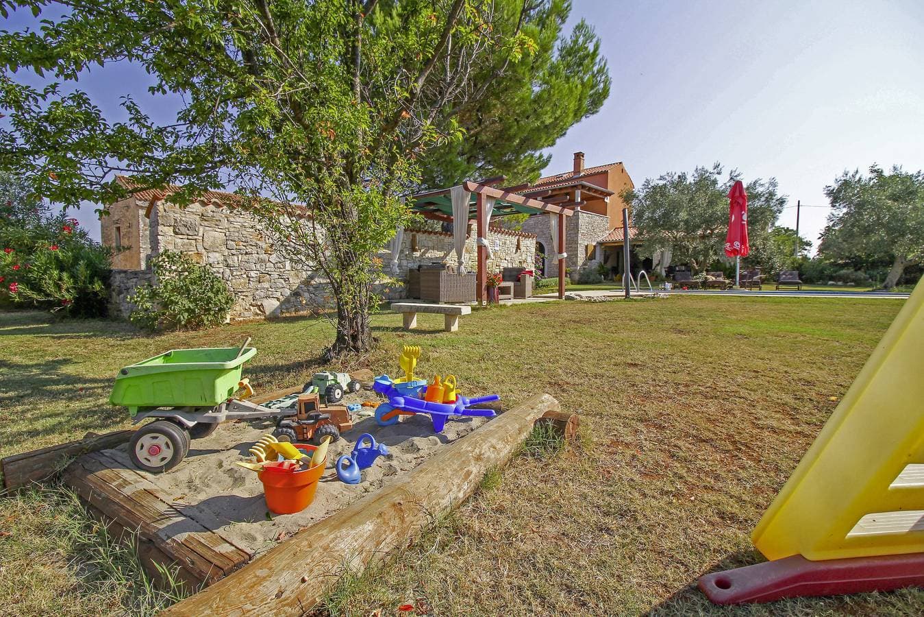 Foto 12 von 28: Ferienhaus Šalvela * 11000 m2 Grundstück, Garten, privater Pool, WLAN