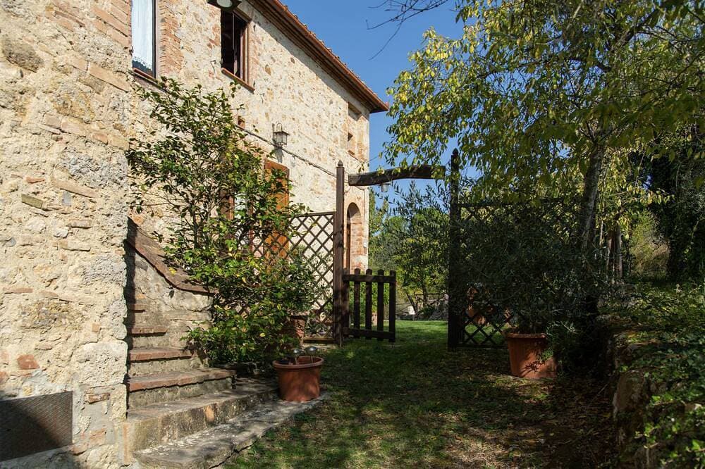 Foto 11 von 30: Bauernhaus in der grünen toskanischen Landschaft mit privatem Pool und Aussicht