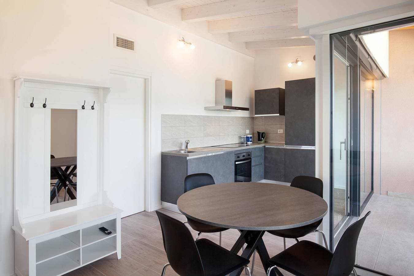 Foto 5 von 18: Pèler Apartment: Modernes Design, Traumhafte Aussicht und Komfort in Brenzone