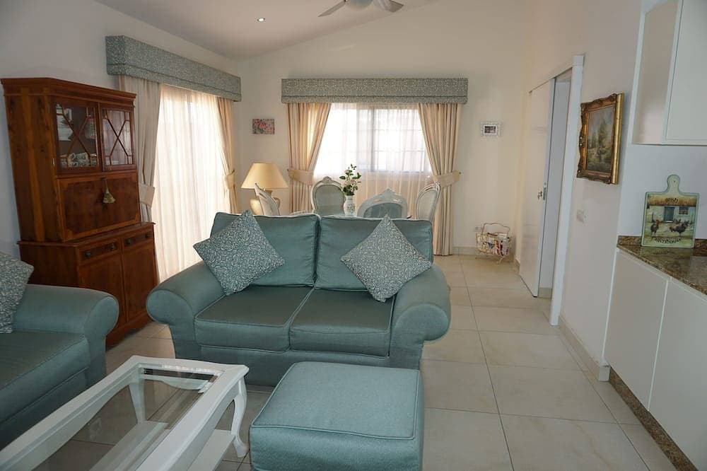 Foto 12 von 30: Private villa with garden &jacuzzi. Great for golfers. BBQ and alfresco dining.