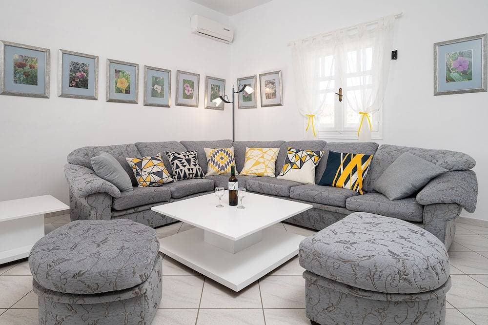 Foto 7 von 29: Lovely gardens and Comfort- 1 bedroom house, free w/wifi -nearby Komos beach