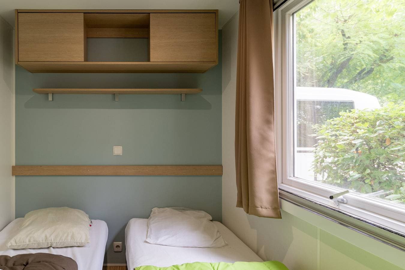 Foto 8 von 20: Wohnwagen 'Midi - Mobil Home 6-8 Pers' mit Gemeinschaftsterrasse und Gemeinschaftsgarten