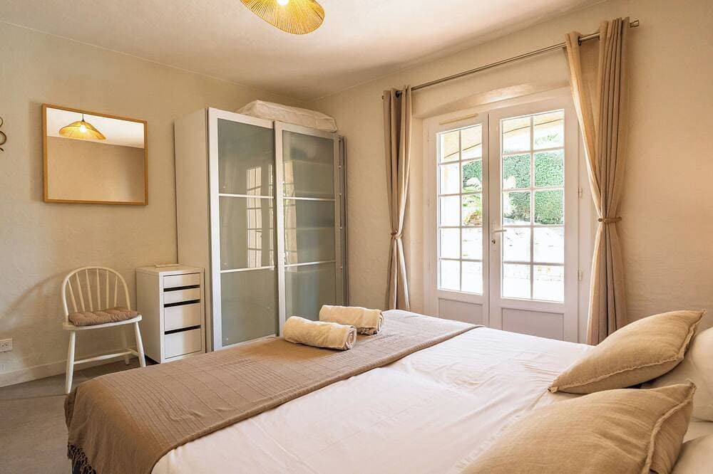 Foto 4 von 30: 5- or 6-bedroom villa, quiet location, 5-minute walk from Canadel Beach, heated pool