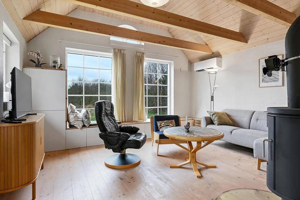 Foto 5 von 28: Charmantes Reetdach-Ferienhaus auf großem Naturgrundstück – nahe der Nordsee und dem Waldspielplatz