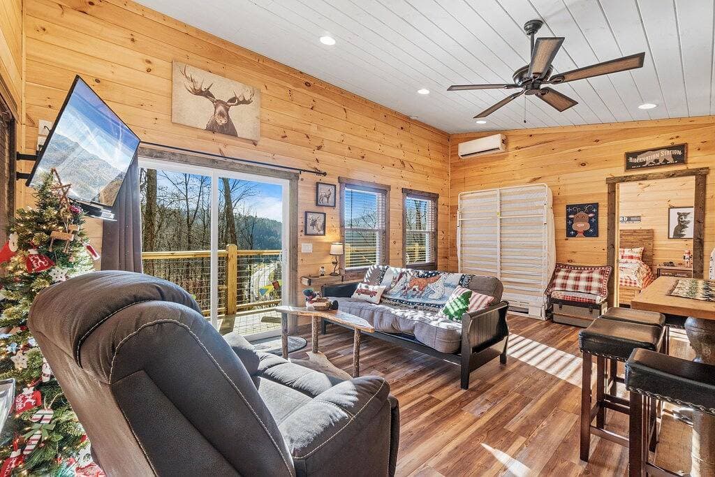 Hot Tub! Dog friendly w/View. Near Wcu, Casino 1