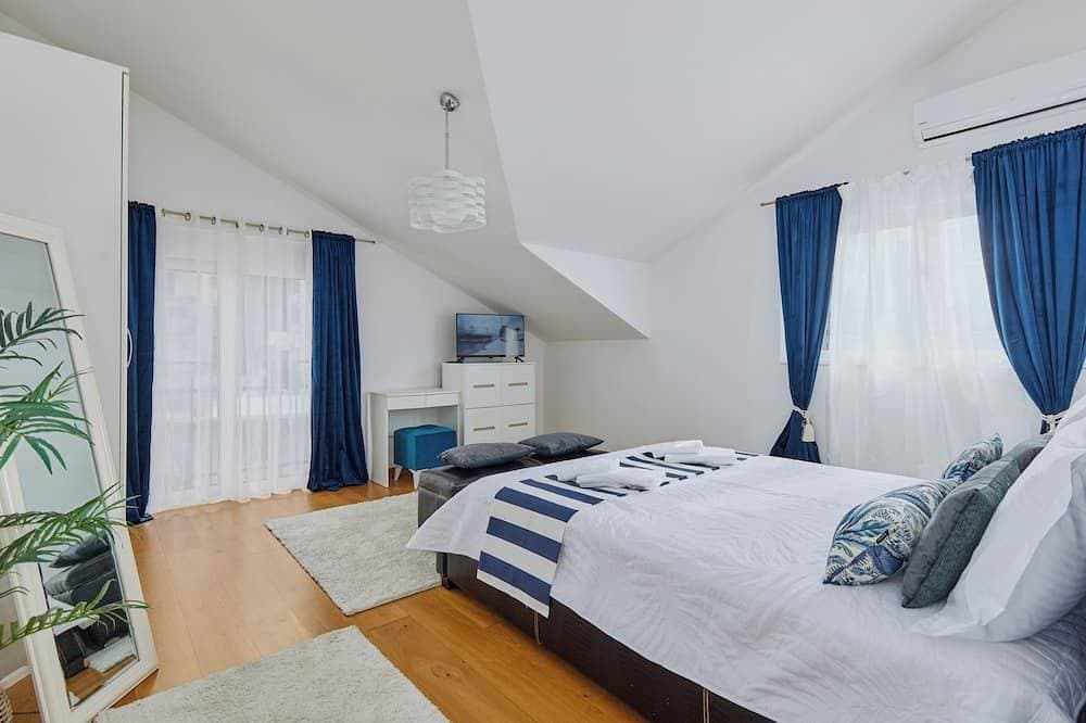 Foto 2 von 30: ❤️Bayview Tivat 2-bedroom Apartment| Seaview| Parking| Fast WIFI| 72m² Equipped