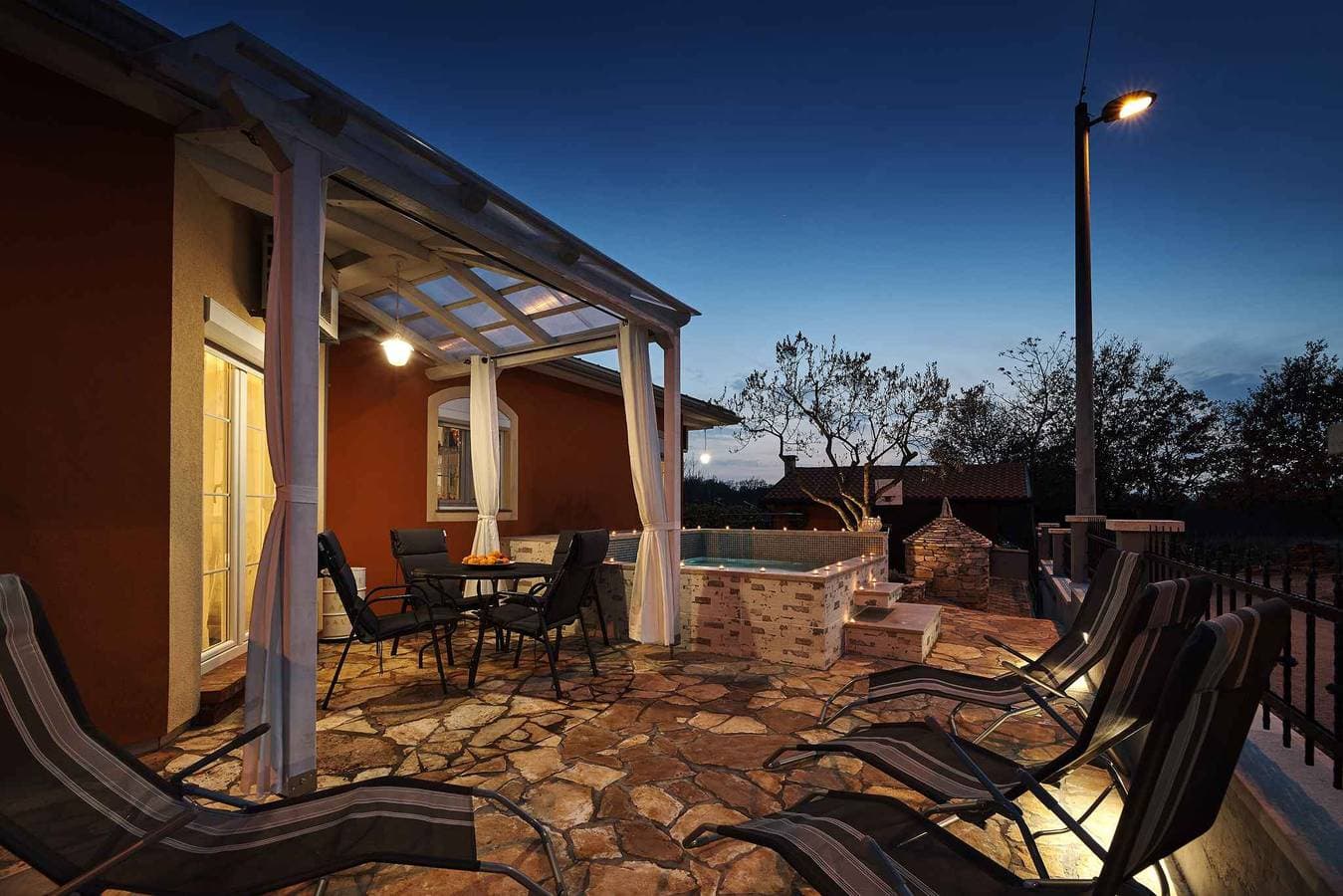 Foto 8 von 36: Ferienhaus mit Klimaanlage, Terrasse und Whirlpool