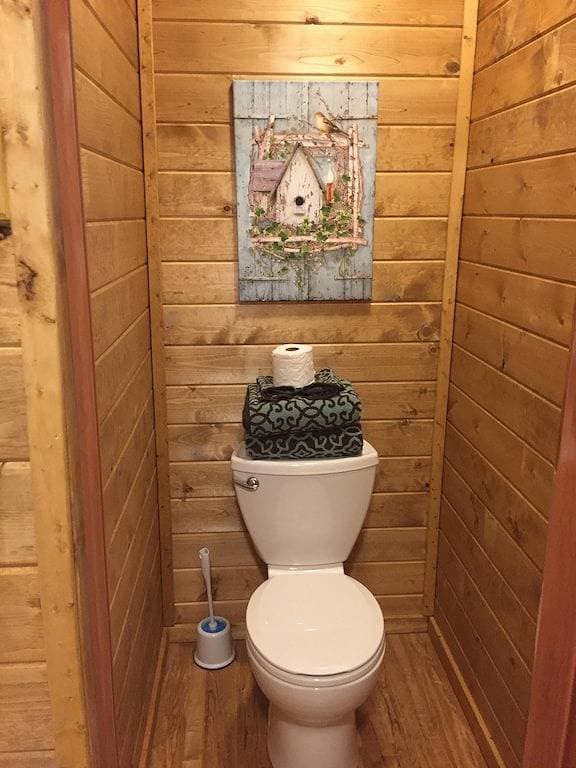 Foto 10 von 16: Charming Waterfront Cabin Auf dem Oconaluftee River nennen wir \"The Love Nest\".