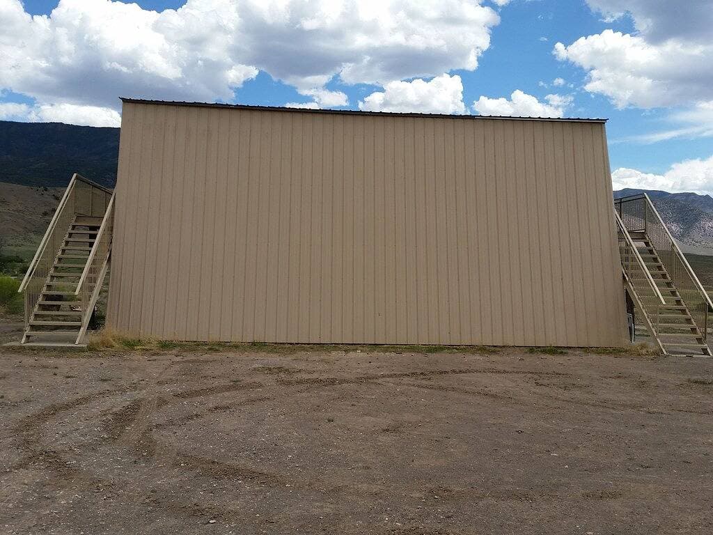 Foto 9 von 15: Flucht in die Wildnis. Abgeschiedene abgelegene Hütte mit privatem Teich