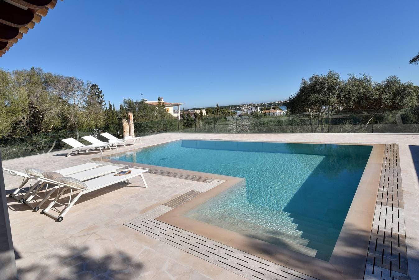 Foto 4 von 38: Luxury Cala D'or Villa | Casa Corso | 3 Bedrooms | Great Sea Views | Bright and Modern