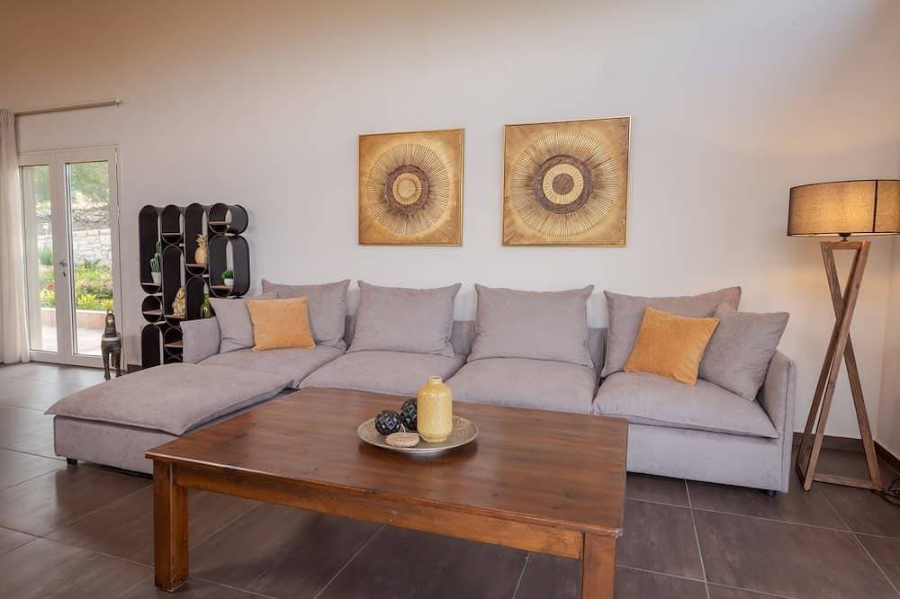 Foto 13 von 30: Villa Del Monte - Where modern elegance meets the serenity of nature.