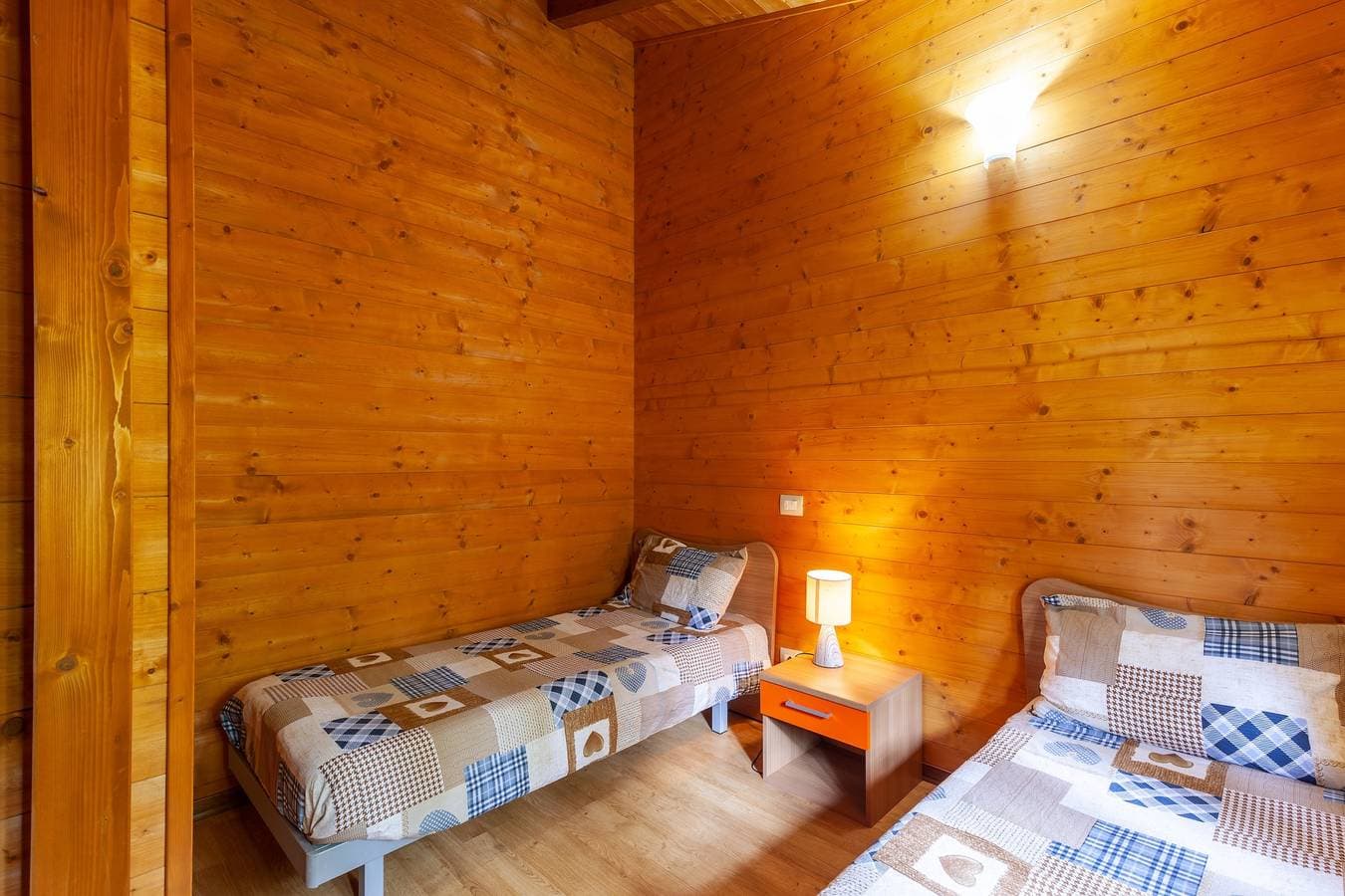Foto 5 von 28: Chalet 'Mirtillo' – Villaggio Anemone mit Bergblick und privater Terrasse