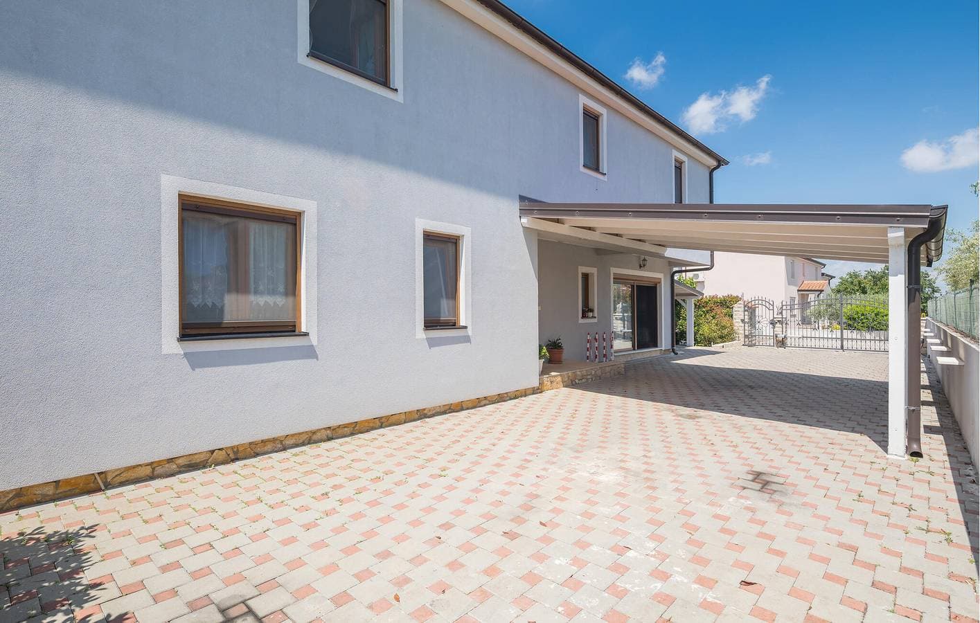 Foto 3 von 29: Modernes Apartment mit Pool und Terrasse, 2 km vom Stadtzentrum von Kadumi entfernt