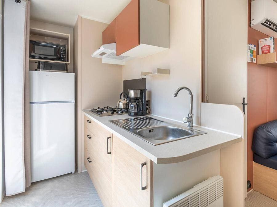 Foto 7 von 45: Tour opérateur sur le camping de Miremer - Mobilheim 6 personen - Mobilheim Homair Vacances auf dem Campingplatz Domaine de Miremer | Comfort | 3 Zi. | 6 Pers. | Erhöhte Terrasse | Klima.