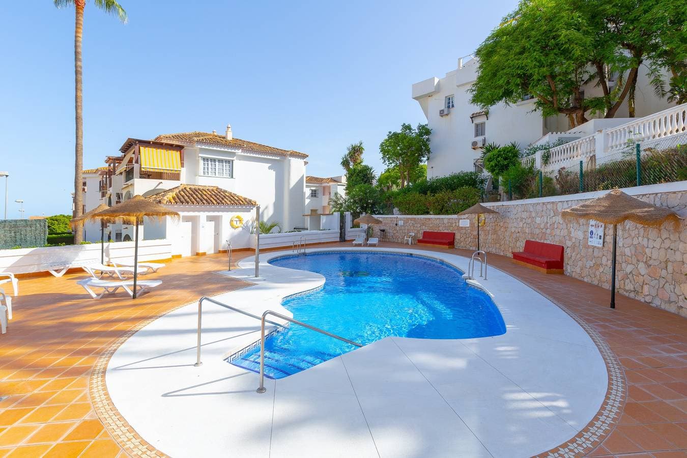 Foto 2 von 32: Ferienwohnung 'Lovely Seaview' mit Pool, Wi-Fi & Terrasse