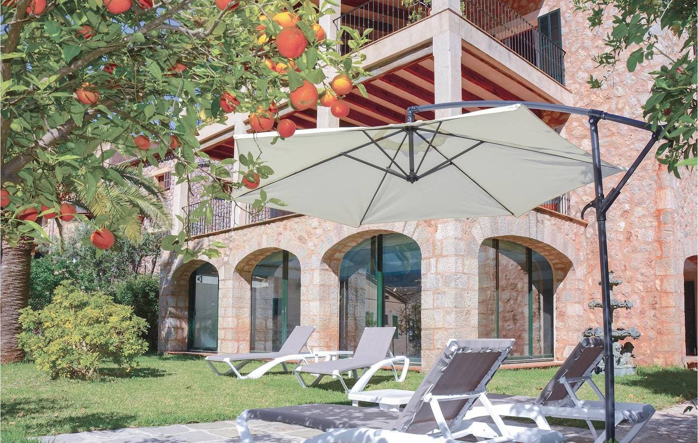 Geräumige Terrassenwohnung mit Innenpool 1
