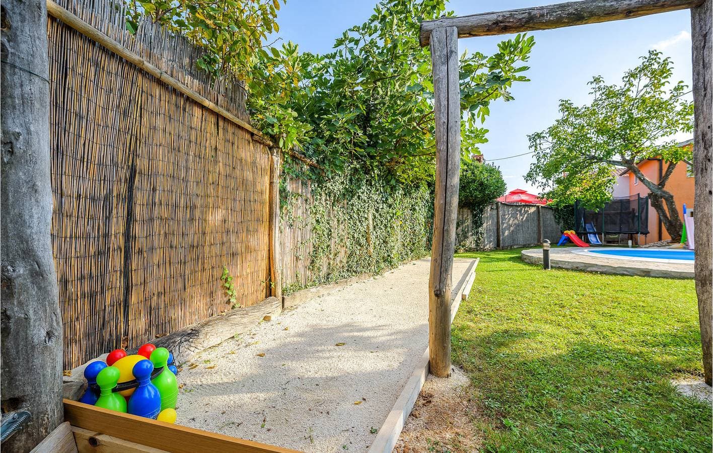 Foto 7 von 49: Geräumige Ferienwohnung mit Pool und Terrasse in der Nähe des Restaurants „Pazin Zapad“