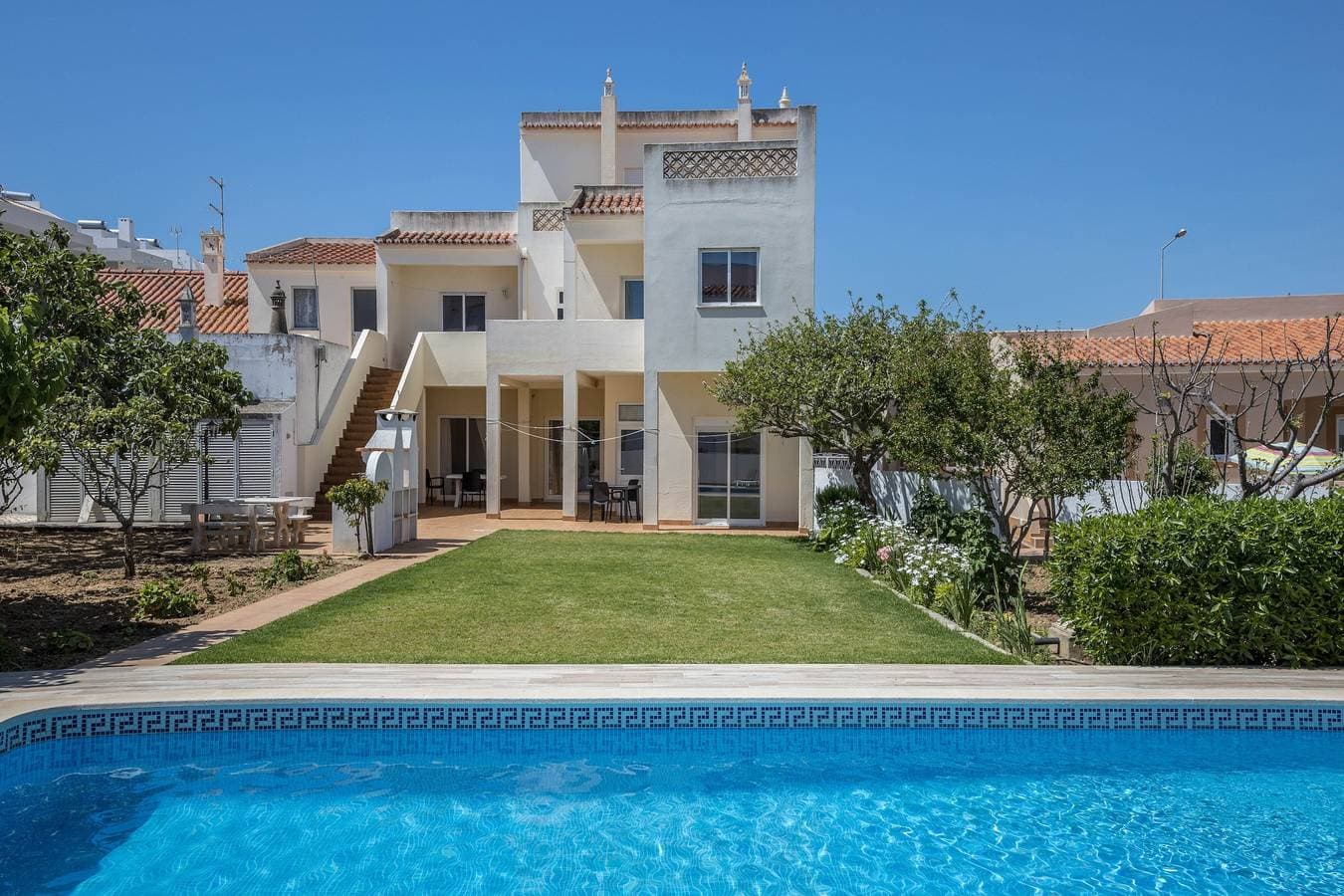Foto 3 von 29: Ferienwohnung Villas Brites nº2 mit Gemeinschaftspool, Gemeinschaftsgarten und WLAN
