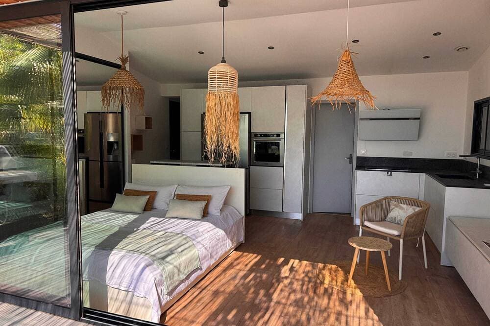 Foto 3 von 15: Secret cove, a private sea view suite, between garden, pool and beach.