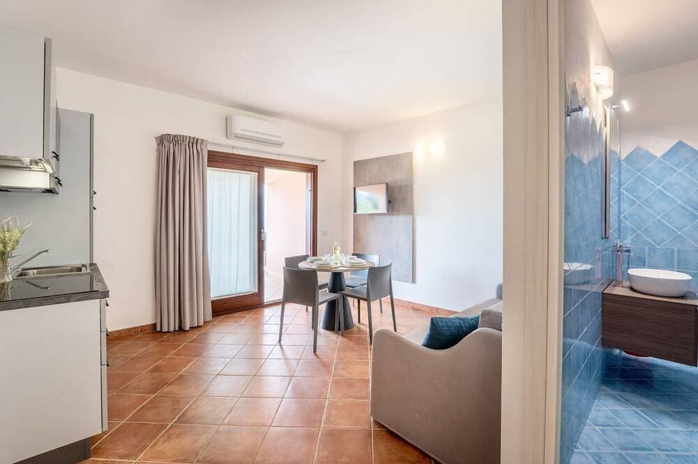 Foto 5 von 12: Two-room apartment of approximately 28 m2, located on the ground floor or first floor with sea view, composed of a living room with kitchenette, double sofa bed, double bedroom (joinable single beds), bathroom, balcony or veranda. Some apartments may hav