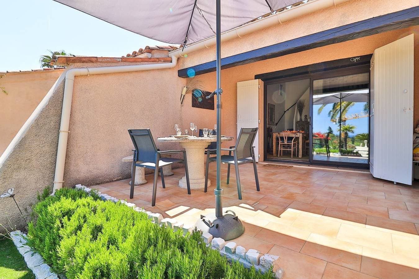 Foto 11 von 17: Provenzalisches Haus für 3 Personen, Terrasse, Garten, Meerblick, Grill