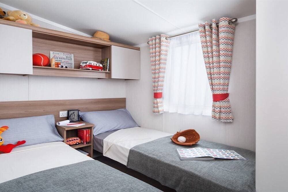 Foto 2 von 21: Delux Caravan für 6 Personen auf fantastischem Gelände mit Terrassentüren nach draußen.