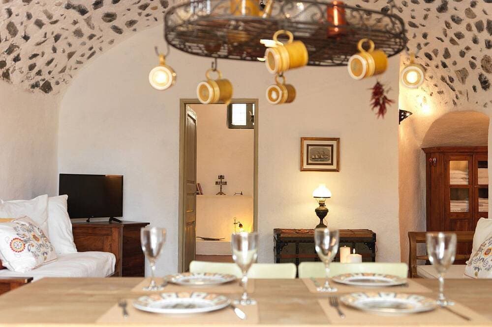 Foto 9 von 26: Charming Santorini Villa | Pori House | 1 Bedroom | Rustic & Traditional Interior | Exo Gonia