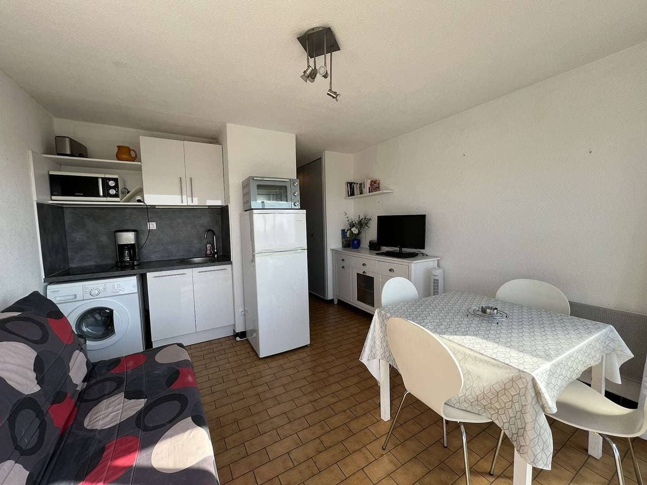 Foto 3 von 10: T2-Wohnung mit Aufzug, Waschmaschine, Parkplatz und Terrasse in Strandnähe