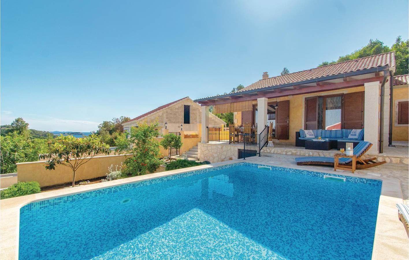 Foto 4 von 44: Gemütliche Unterkunft am Meer mit Pool, Terrasse und direktem Zugang zum Strand