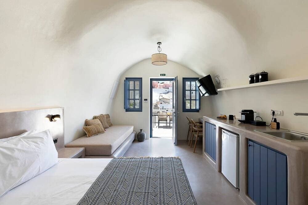 Foto 2 von 25: Amazing Santorini Suite | Hecate Suite | Private Hot Tub | Spacious Furnished.
