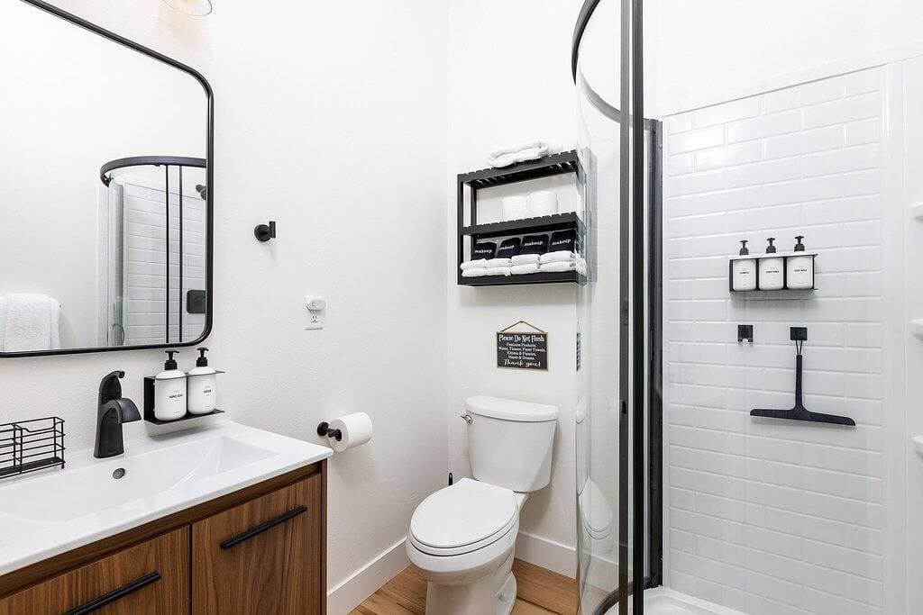Foto 9 von 28: Modern Studio with Kitchen, Washer/Dryer, Fire Pit, Grill, & Red Rock Views!