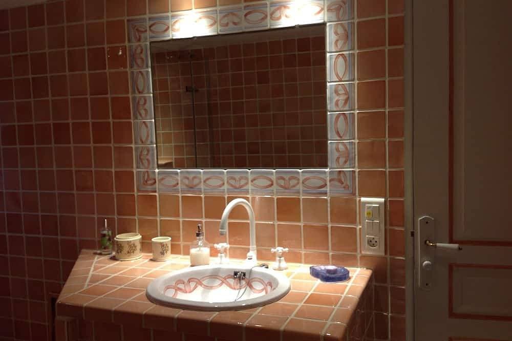 Foto 7 von 28: T1 charmantes klassifiziertes *** im Erdgeschoss der Villa mit Garten und Pool, eigenem Seezugang