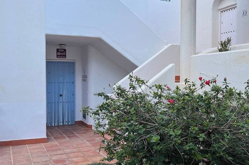 Foto 7 von 17: Cozy apartment near the beach with a private terrace and a shared pool