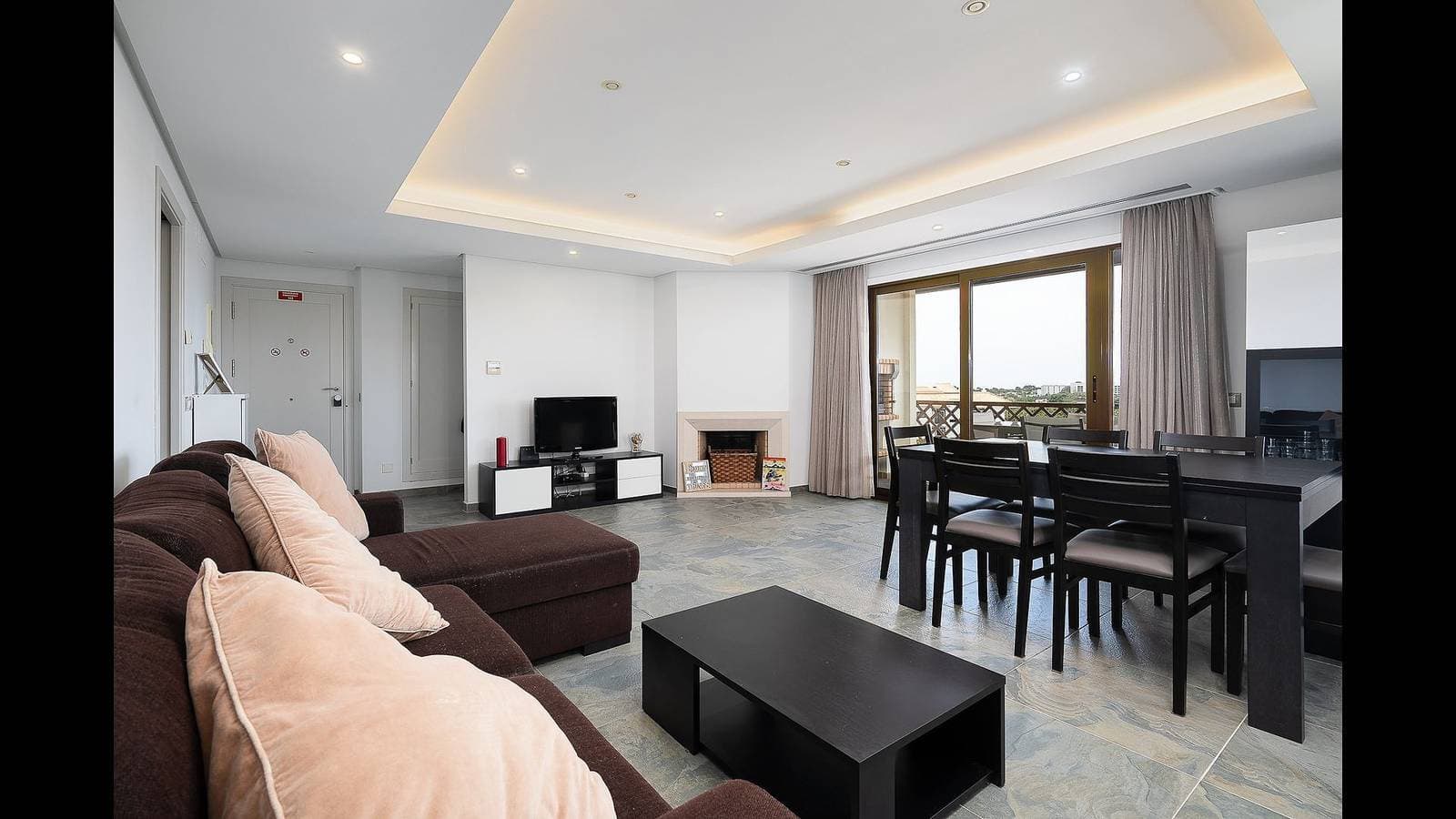 Foto 2 von 26: Elegance Apartment W/ Balcony & Pool by LovelyStay