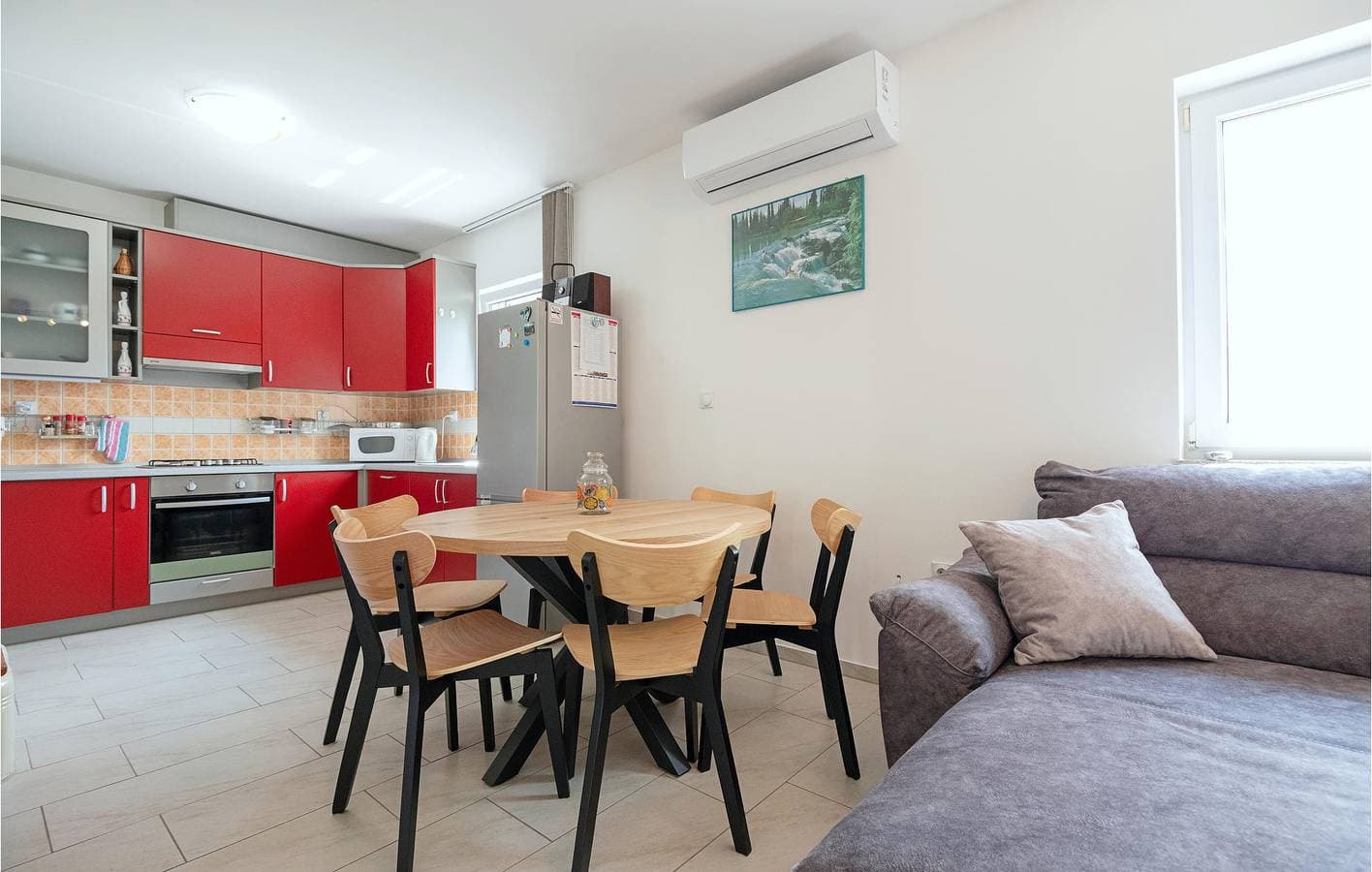 Foto 4 von 34: Moderne 2-Zimmer-Wohnung mit Pool, Terrasse und WLAN in der Nähe des Flusses Ričina