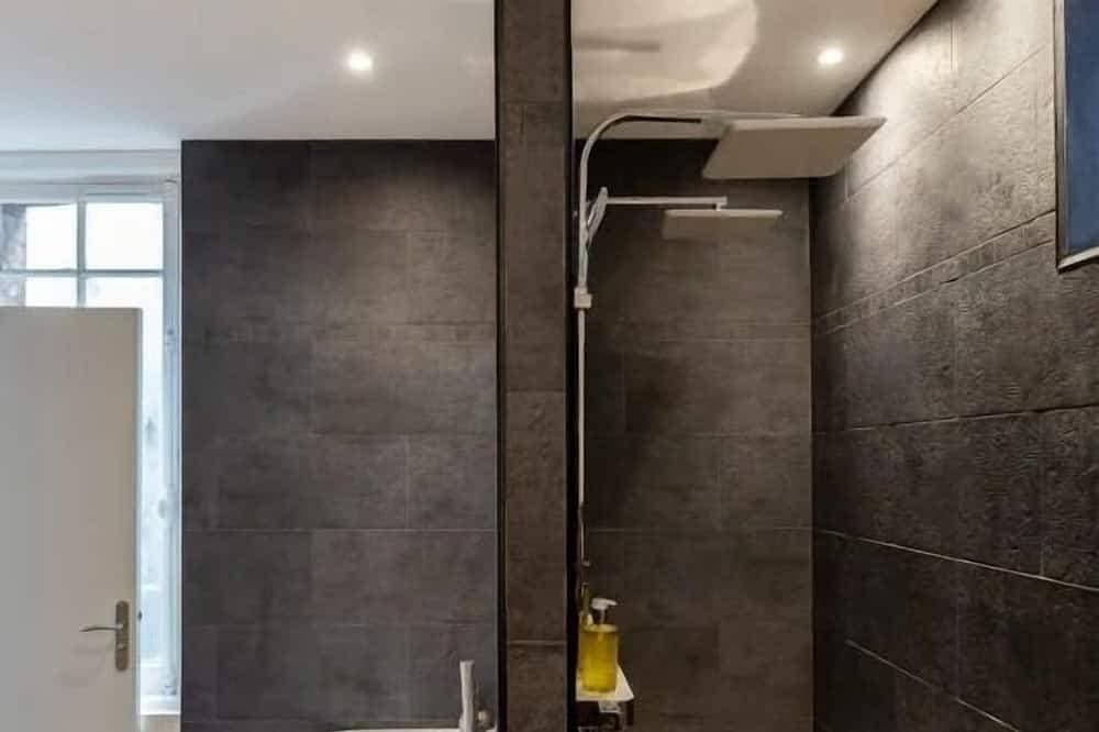 Foto 11 von 24: Die Suite. Doppel-Dusche + Badewanne | Netflix | Stadtzentrum