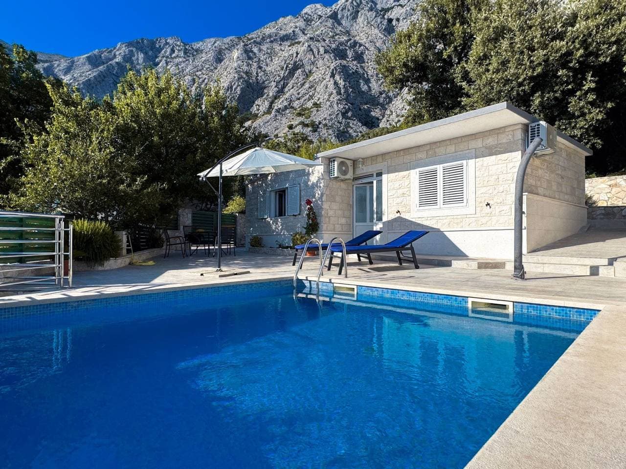 Foto 9 von 44: Günstiges Ferienhaus mit Pool und Meerblick