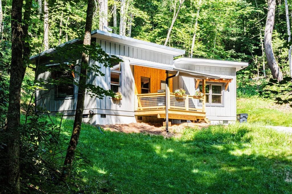 Foto 2 von 22: Modern Smoky Mtn Cabin w/ Hot Tub & Fire Pit | Near Bryson City