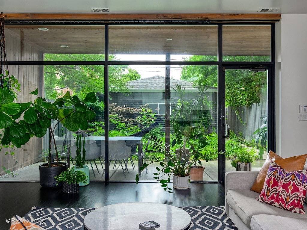 Foto 8 von 23: Chicago Riverhouse with private fenced in oasis