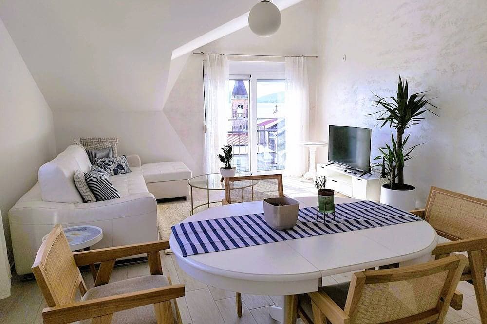 Foto 13 von 30: ❤️Bayview Tivat 2-bedroom Apartment| Seaview| Parking| Fast WIFI| 72m² Equipped