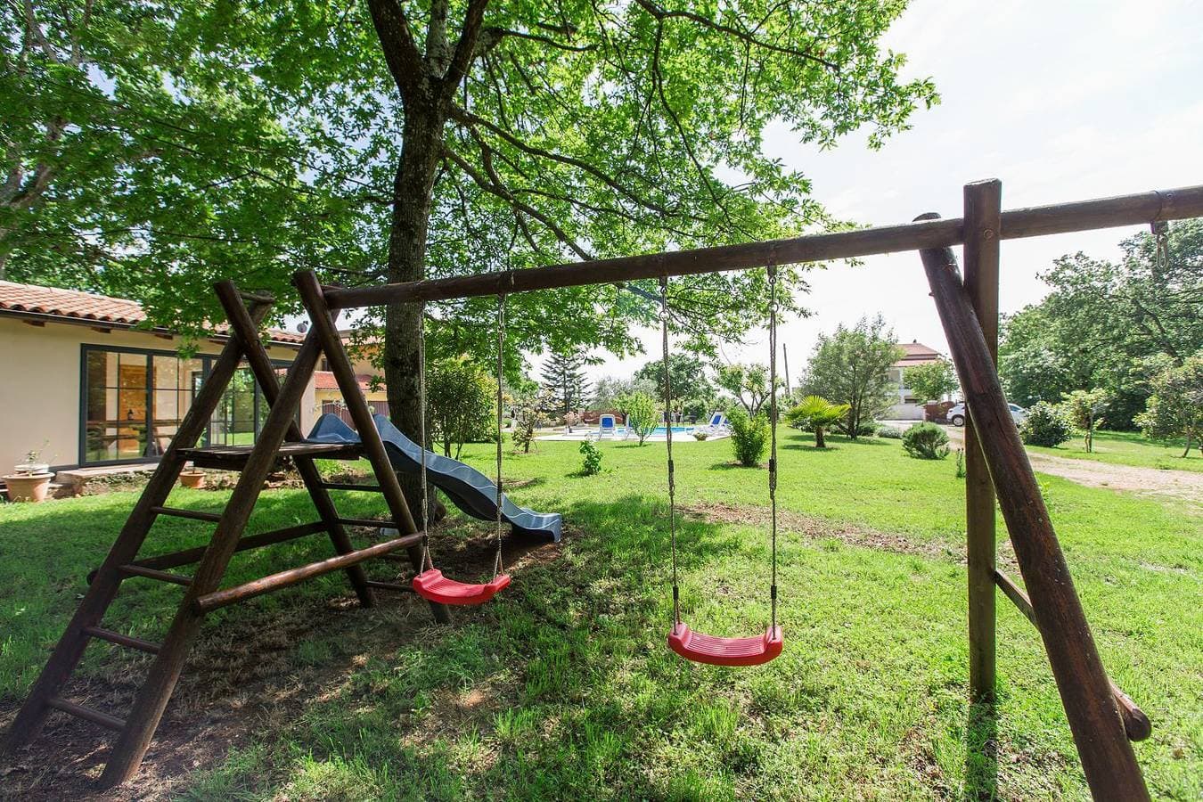 Foto 2 von 32: Hundefreundliches Paradies mit Pool, Spielplatz, Grillbereich, privater Terrasse