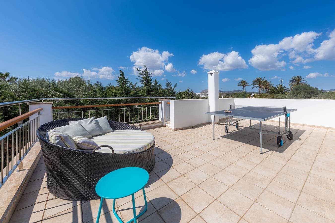 Foto 11 von 42: Haus mit Bergblick, Pool, Garten, Terrasse, Klimaanlage und WLAN