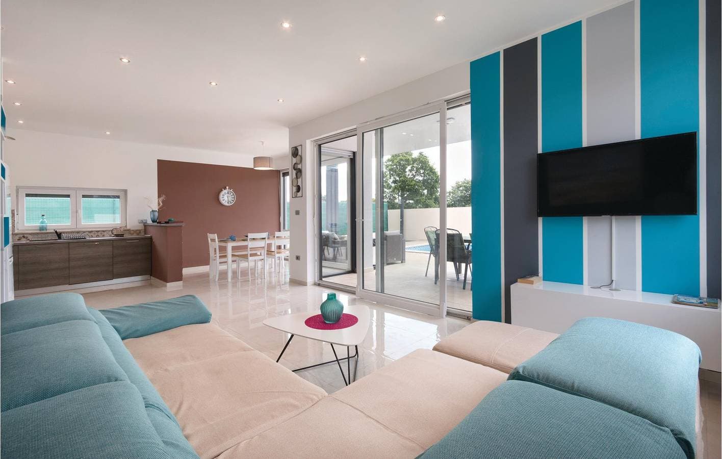 Foto 3 von 25: Geräumige 2-Zimmer-Wohnung mit Pool, Parkplatz und Strand in der Nähe