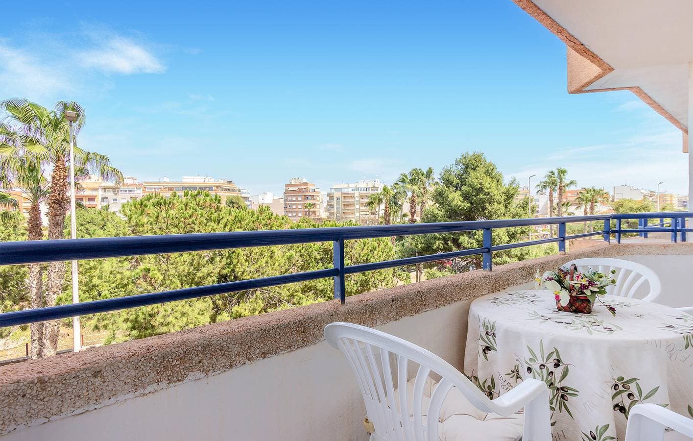 Foto 11 von 24: Poolterrasse mit Parkplatz, AC und Strand in der Nähe