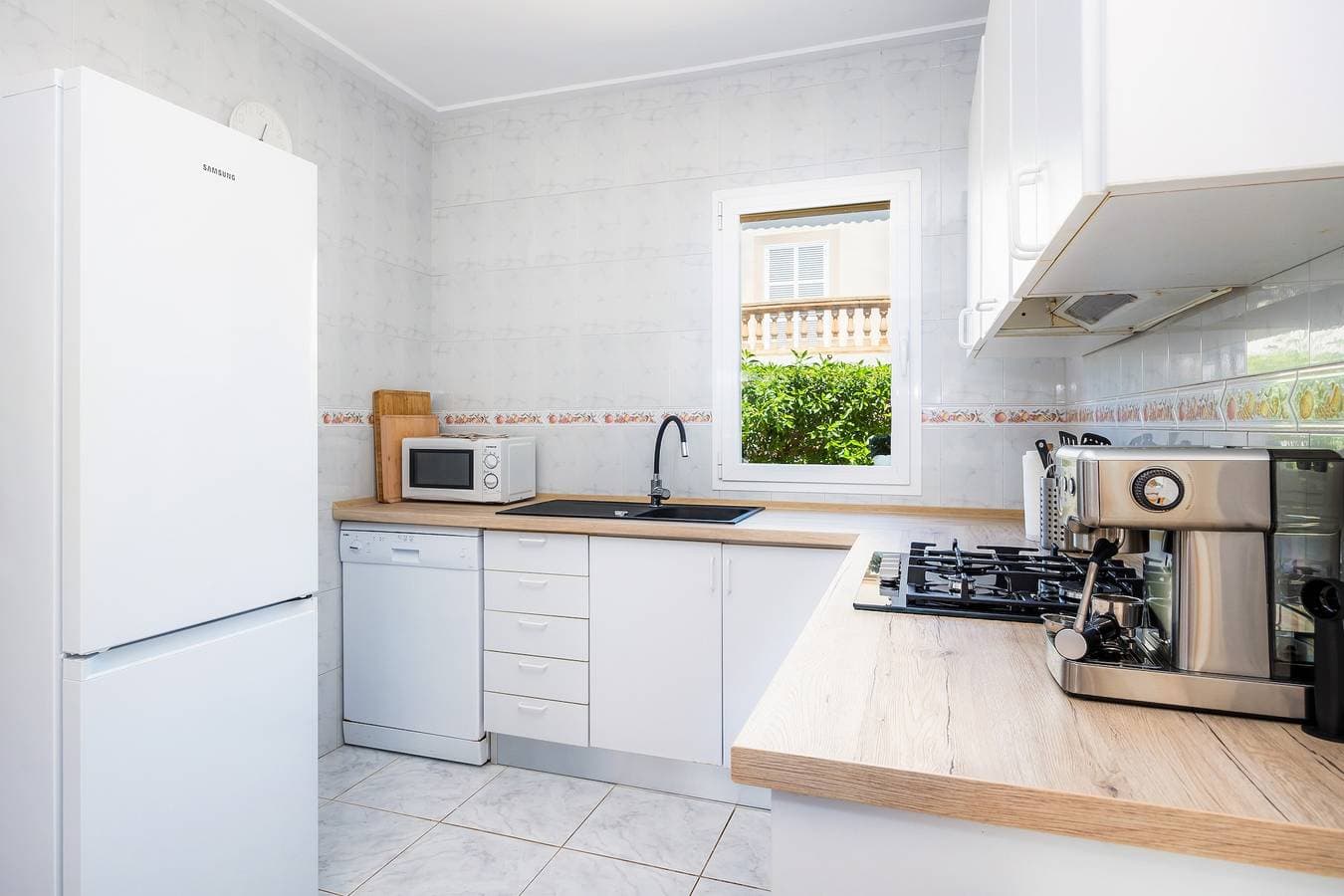 Foto 10 von 31: Ferienhaus „Villa Sion“ mit Bergblick, Pool, WLAN & Terrasse, nahe Stränden