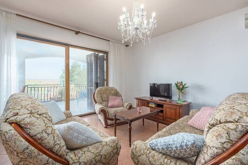 Katalin / Three-Bedroom Apartment Katalin No.1 1