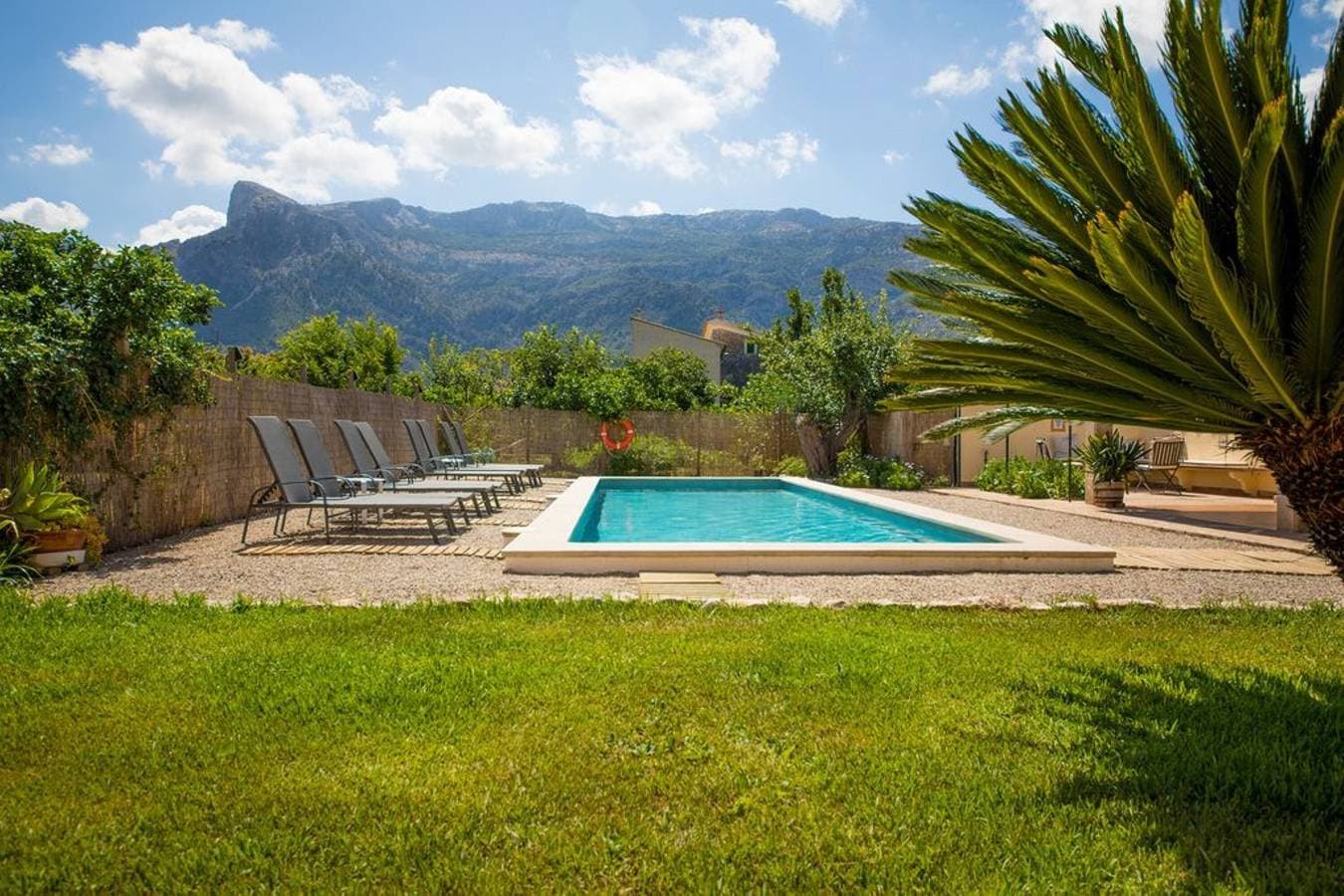Foto 2 von 31: Villa Rae mit Bergblick, Wi-Fi, Garten, Terrasse & Pool