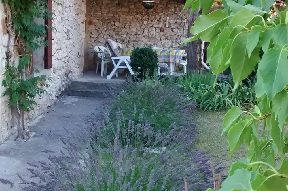 Foto 10 von 30: Kleine provenzalische Mas aus lokalem Stein, umgeben von Natur.