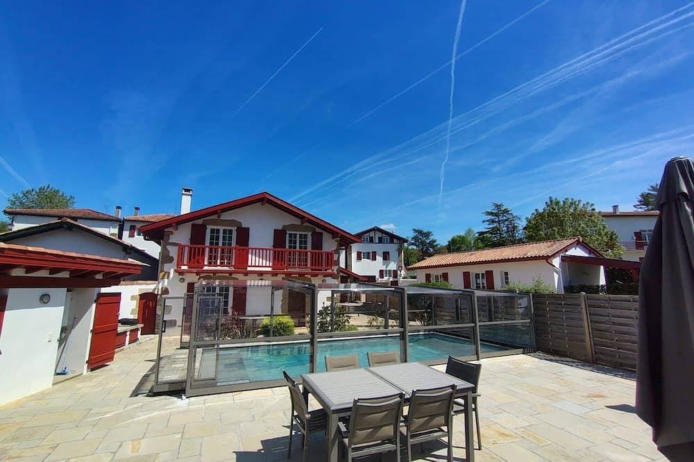Spacious Renovated 1610 farm-All Weather Heated Pool-Parking-Walk to town-Pets 1